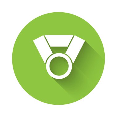 Beyaz Madalya ikonu uzun gölgeyle izole edilmiş. Kazanan başarı işareti. Ödül madalyası. Yeşil daire düğmesi. Vektör İllüstrasyonu