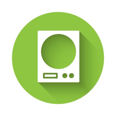 Beyaz Elektronik ölçekli ikon uzun gölgeli izole edilmiş. Ağırlık ölçüm aletleri. Yeşil daire düğmesi. Vektör İllüstrasyonu