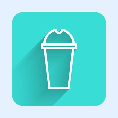 Beyaz çizgi milkshake ikonu uzun gölgeli izole edilmiş. Kapaklı ve samanlı plastik bardak. Yeşil kare düğmesi. Vektör İllüstrasyonu