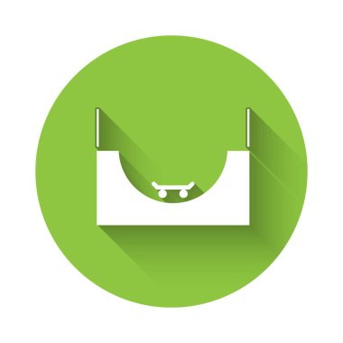 Beyaz Kaykay Parkı ikonu uzun gölgeli izole edilmiş. Rampa seti, paten parkı için merdiven. Olağanüstü bir spor. Yeşil daire düğmesi. Vektör İllüstrasyonu