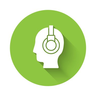 Uzun gölgeli izole edilmiş bir kulaklık simgesi olan beyaz adam. Destek operatörü hatta. Çağrı merkezi konsepti, müşteri destek servisi. Yeşil daire düğmesi. Vektör İllüstrasyonu