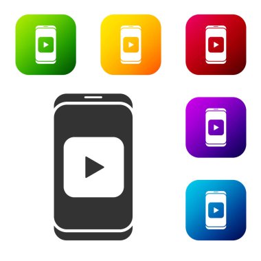 Siyah Online video oynatma simgesi beyaz arkaplanda izole edildi. Akıllı telefon ve üzerinde oyun işareti olan film şeridi. Renkli kare düğmelerle simgeleri ayarla. Vektör İllüstrasyonu