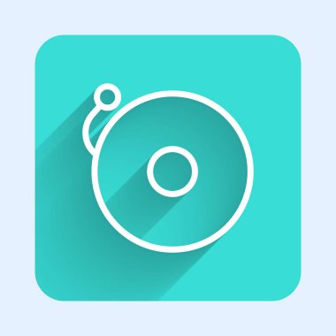 Beyaz çizgi alarm çanı simgesini uzun gölgeli bir şekilde çalıyor. Alarm sembolü, servis zili, el zili işareti, uyarı sembolü. Yeşil kare düğmesi. Vektör İllüstrasyonu