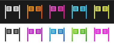 Eski batı sallanan salon kapısı simgesini siyah beyaz arka planda izole et. Vektör İllüstrasyonu