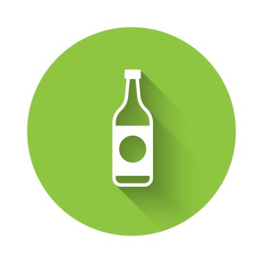 Beyaz bira şişesi ikonu uzun gölgeli. Yeşil daire düğmesi. Vektör İllüstrasyonu