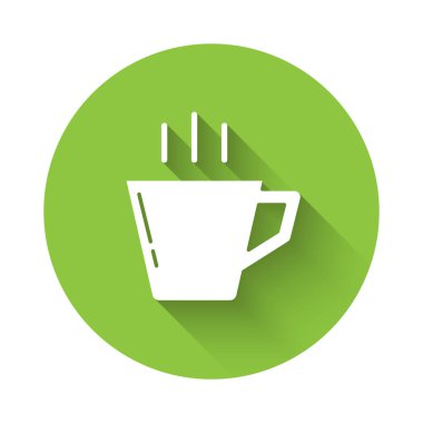 Uzun gölgeli beyaz kahve bardağı ikonu. Çay fincanı. Sıcak içecek kahvesi. Yeşil daire düğmesi. Vektör İllüstrasyonu