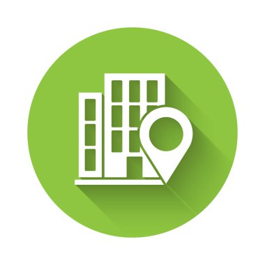 Beyaz Harita işaretçisi, uzun gölgeli ev simgesiyle izole edilmiş. Ev konumu belirleyici sembol. Yeşil daire düğmesi. Vektör İllüstrasyonu