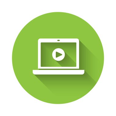 White Online video oynatma simgesi uzun gölgeyle izole edildi. Dizüstü bilgisayar ve oyun işaretli film şeridi. Yeşil daire düğmesi. Vektör İllüstrasyonu