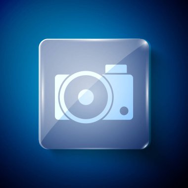 Mavi arkaplanda beyaz fotoğraf makinesi simgesi izole edildi. Fotoğraf makinesi simgesi. Kare cam paneller. Vektör İllüstrasyonu