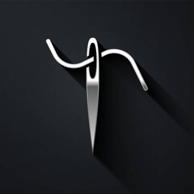 Siyah arka planda izole edilmiş iplik simgesiyle dikmek için gümüş iğne. Terzi sembolü. Tekstil el sanatları tabelasını diker. Nakış aletleri. Uzun gölge tarzı. Vektör İllüstrasyonu