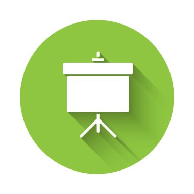 Grafik, çizelge, grafik, diyagram, bilgi tablosu ve uzun gölgeli turta grafik simgesi içeren beyaz sunum tahtası. Yeşil daire düğmesi. Vektör İllüstrasyonu