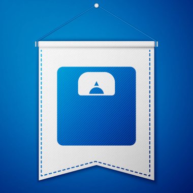 Mavi banyo ölçekli ikon mavi arka planda izole edildi. Ağırlık ölçme ekipmanı. Ağırlık ölçeği spor konsepti. Beyaz flama şablonu. Vektör İllüstrasyonu