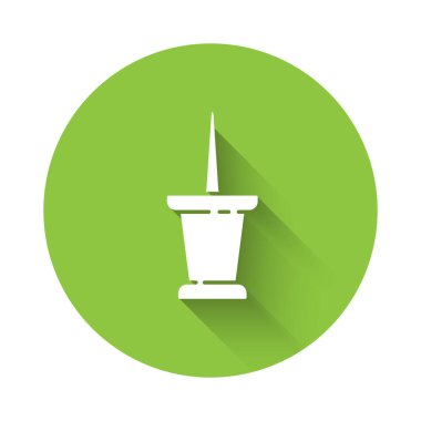 Beyaz itme iğne simgesi uzun gölgeli. Raptiye işareti. Yeşil daire düğmesi. Vektör İllüstrasyonu