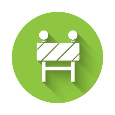 Beyaz Yol bariyeri simgesi uzun gölgelerle izole edildi. İnşaat sürecinde olan yasak bölgenin sembolü. Onarım işe yarıyor. Yeşil daire düğmesi. Vektör İllüstrasyonu