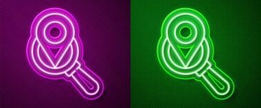 Parlayan neon hattı arama konumu simgesi mor ve yeşil arkaplanda izole edildi. İşaretli büyüteç. Vektör İllüstrasyonu