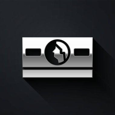 Silver Stacks kağıt para ikonu siyah arka planda izole. Para desteleri. Para birimi. Uzun gölge tarzı. Vektör İllüstrasyonu