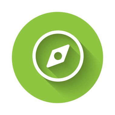 Beyaz Pusula simgesi uzun gölgede izole edildi. Rüzgâr yön bulma sembolü. Rüzgar gül işareti. Yeşil daire düğmesi. Vektör İllüstrasyonu