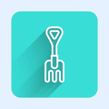 Beyaz çizgili bahçe tırmık ikonu uzun gölgeli. Bahçecilik, tarım, çiftçilik aleti. Toprak işçisi. Yeşil kare düğmesi. Vektör İllüstrasyonu