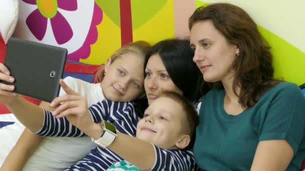 Zwei Mütter mit ihren Kindern machen lustiges Selfie — Stockvideo