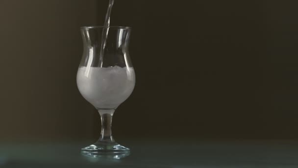 Häll Lemonad Med Isbitar Och Bubblor Glas Närbild — Stockvideo