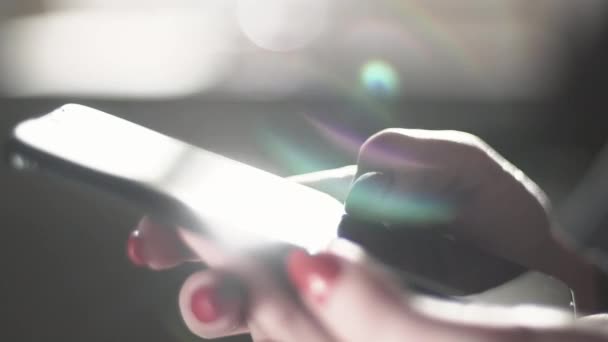 Γυναίκα Που Χρησιμοποιεί Smartphone Μια Φωτεινή Καλοκαιρινή Μέρα Κοντινό Πλάνο — Αρχείο Βίντεο