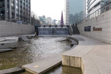 Kışın cheonggyecheon plaza