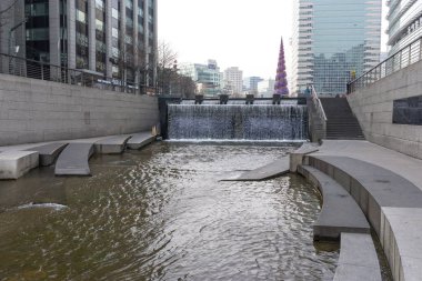 Kışın cheonggyecheon plaza