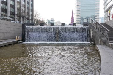 Kışın cheonggyecheon plaza