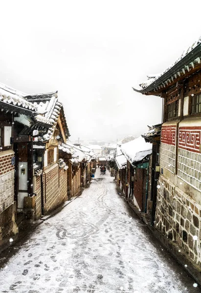 Букчон ханок зима в переулке — стоковое фото