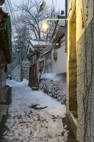 Luz de la tienda en bukchon hanok pueblo — Foto de Stock