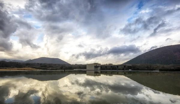 Reflets de fontaine dans le musée du parc en pierre de jeju — Photo