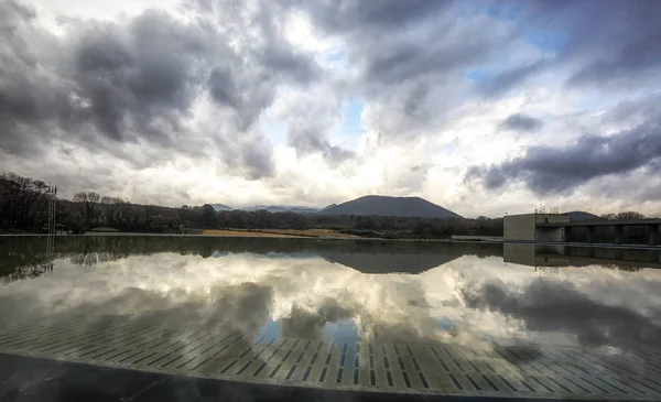 Fontän reflektioner i jeju sten park museum — Stockfoto