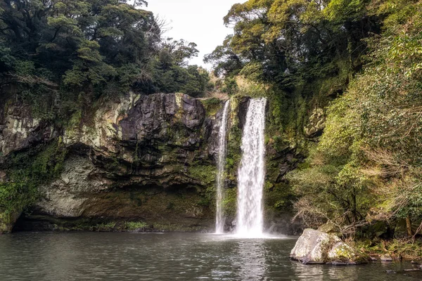 Cascada cheonjiyeon en jeju — Foto de Stock