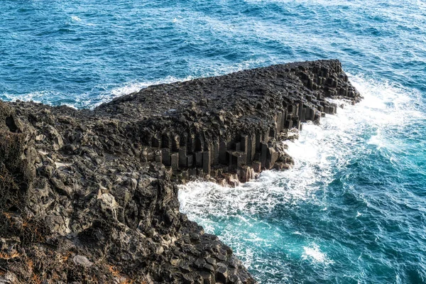 Daepo jusangjeolli cliff dalgalar — Stok fotoğraf
