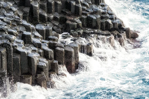 Daepo jusangjeolli cliff vågor — Stockfoto