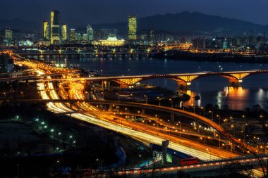 Seul han Nehri üzerindeki gece trafik