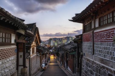 gün batımında Bukchon hanok Köyü