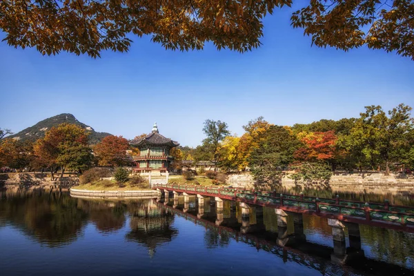 Hyangwonjeong павильон осенью — стоковое фото