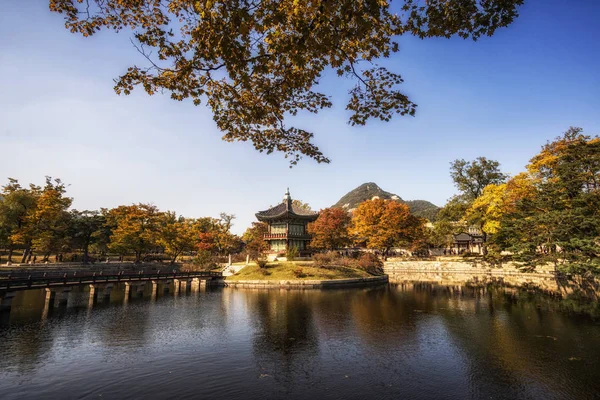 Hyangwonjeong paviljong i höst — Stockfoto