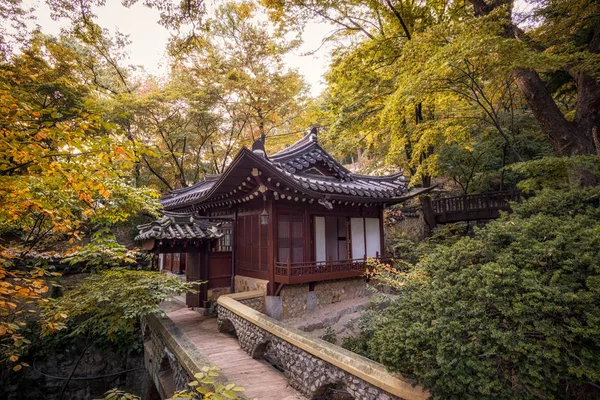 Templo de Gilsangsa durante o outono — Fotografia de Stock