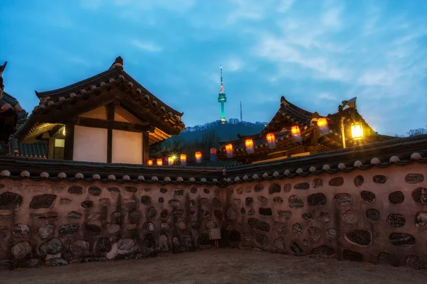 Namsangol hanok village s lampióny — Stock fotografie