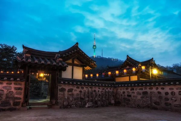 Namsangol hanok village s lampióny — Stock fotografie