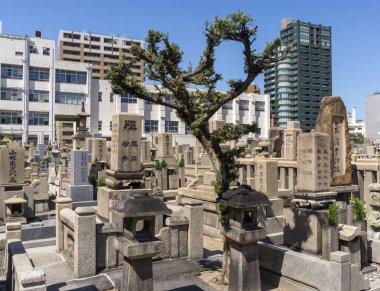 shitennoji mezarlıkta Shitennoji