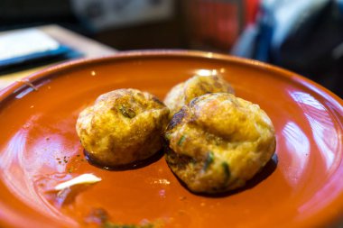 Üç takoyakis bir plaka üzerinde