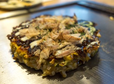 Okonomiyaki bir plaka üzerinde