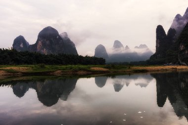 Sabah güneşin li Nehri üzerinde