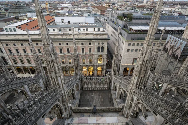 Turist tittar ut Milano — Stockfoto