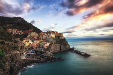 Manarola üzerinde gün batımı görünümü