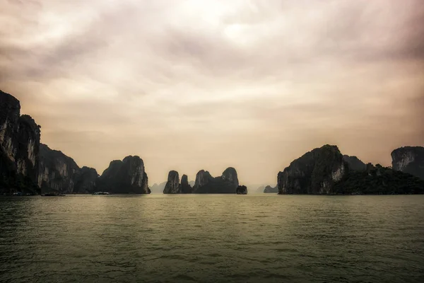 Halong bay in Vietnam — Stock Photo, Image