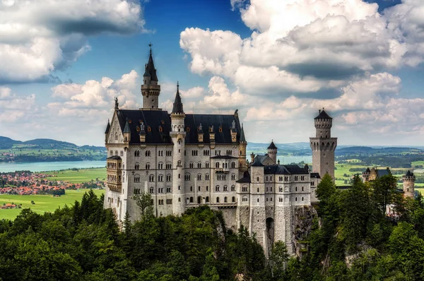 Yaz aylarında Neuschwanstein Şatosu